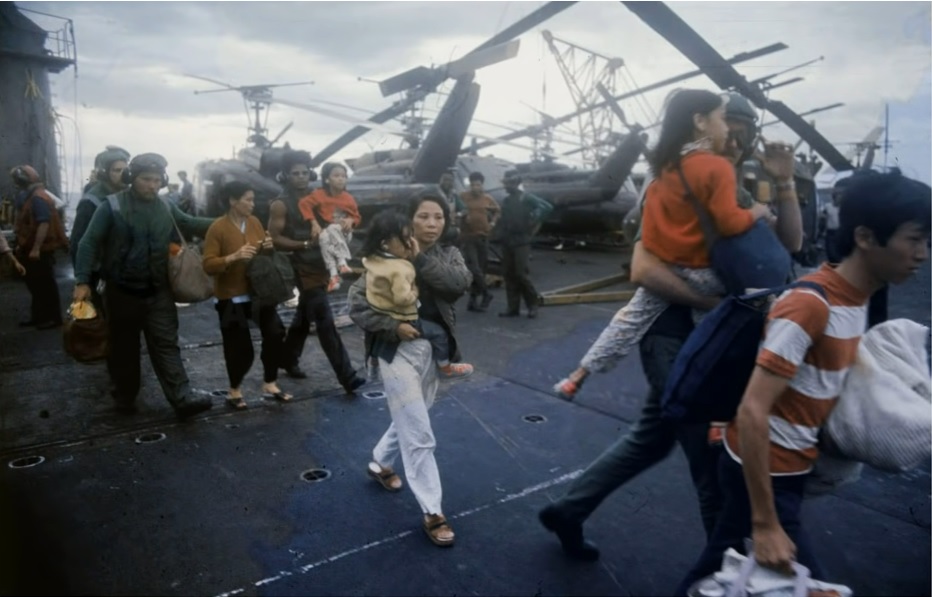 Saigon Dân chúng miền Nam và người ngoại quốc di tản trên Đệ thất hạm đội history | Lịch sử Sài Gòn qua ảnh | Sài Gòn hòn ngọc Viễn Đông